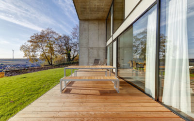 Immobilien Fotografie einer Terasse mit Holzboden und schöner Aussicht | Referenzbild